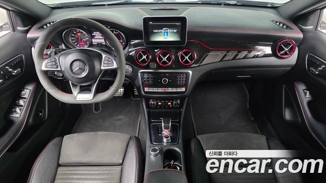 Mercedes-Benz GLA-Class — interior