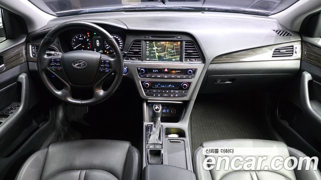 Hyundai Sonata — interior