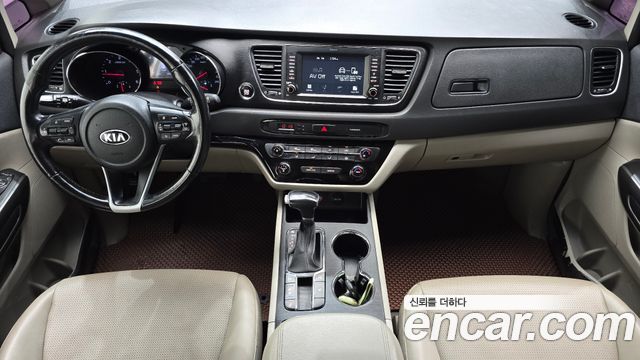 Kia Carnival — interior