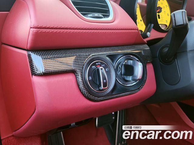 Porsche 718 — interior