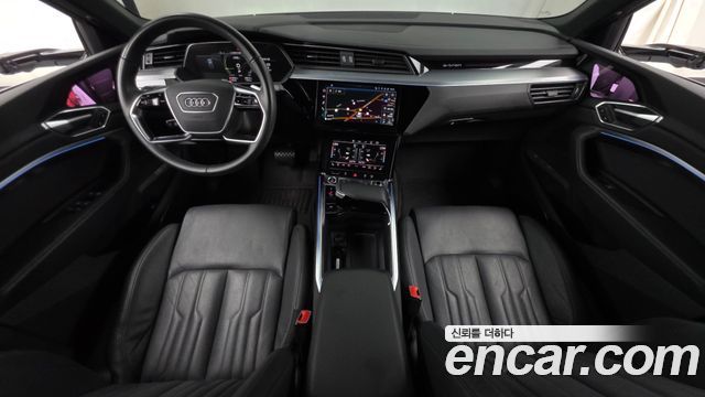 Audi e-tron — interior