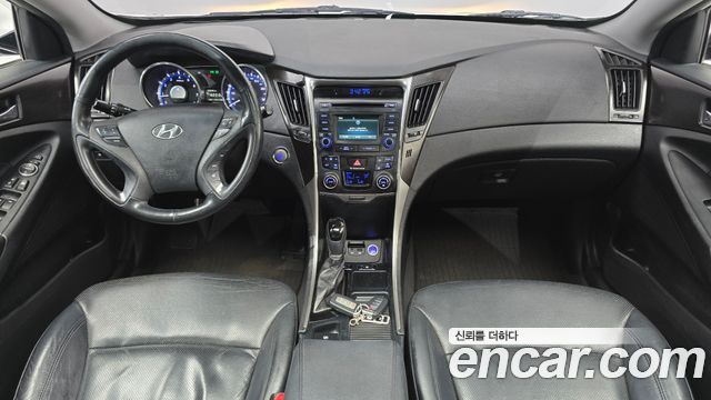 Hyundai Sonata — interior