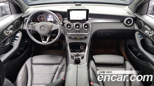 Mercedes-Benz GLC-Class — interior