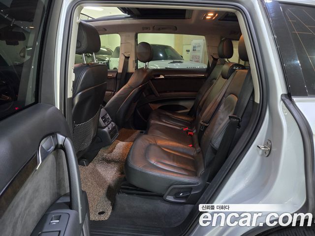 Audi Q7 — interior