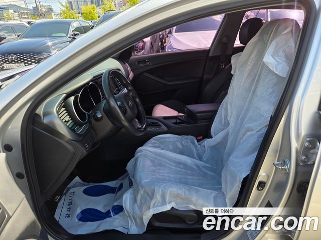 Kia K5 — interior