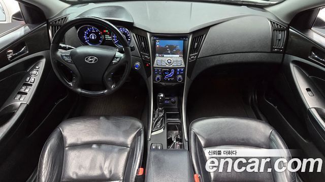 Hyundai Sonata — interior