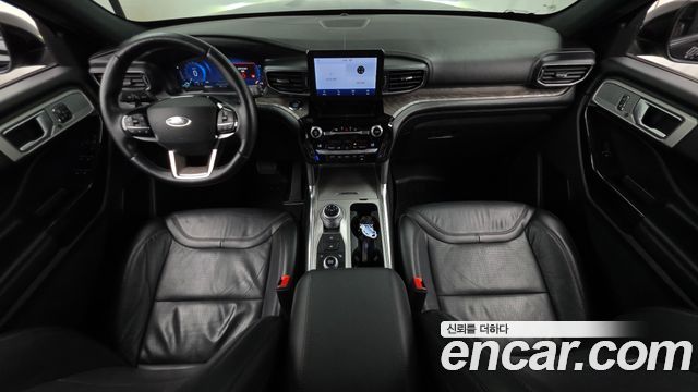 Ford Explorer — interior