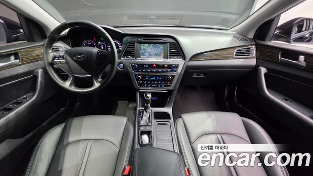 Hyundai Sonata — interior