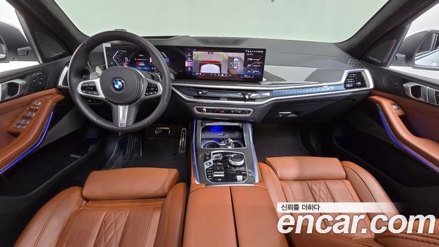 BMW X7 — interior