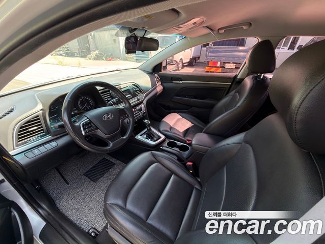 Hyundai Avante — interior