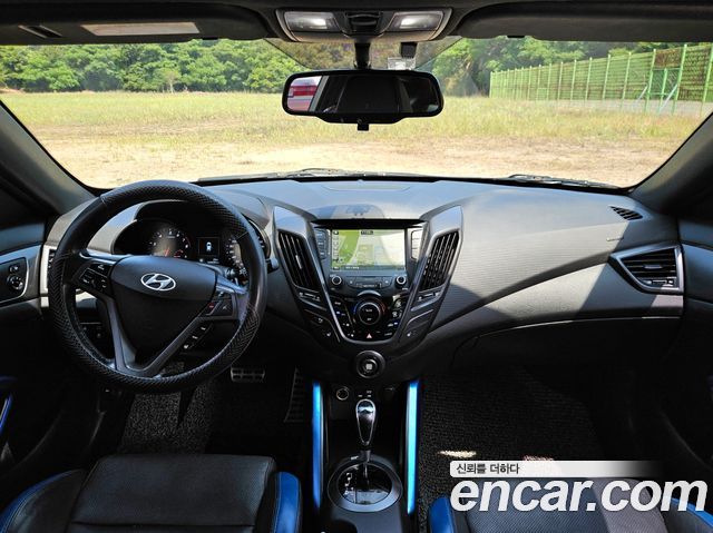 Hyundai Veloster — interior