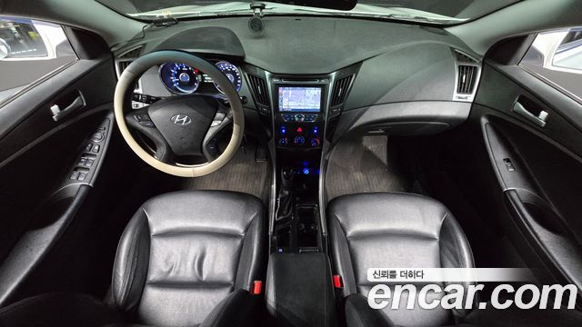 Hyundai Sonata — interior