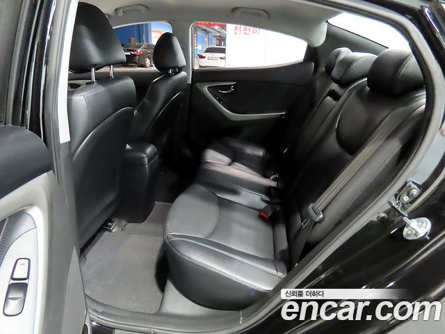 Hyundai Avante — interior