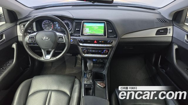 Hyundai Sonata — interior