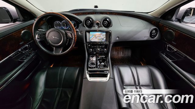 Jaguar XJ — interior