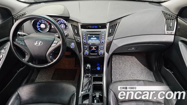 Hyundai Sonata — interior