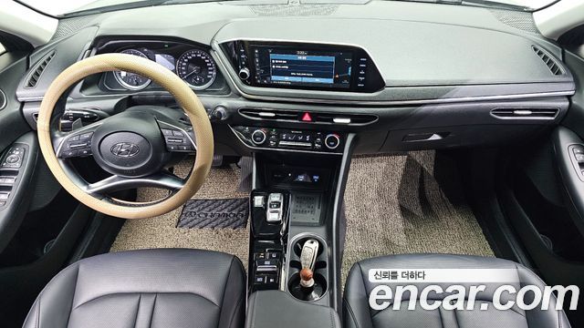 Hyundai Sonata — interior