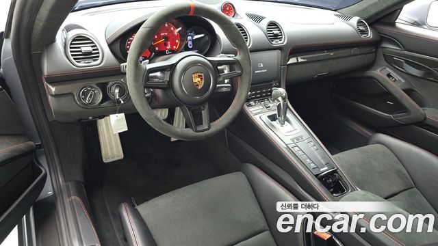 Porsche 718 — interior