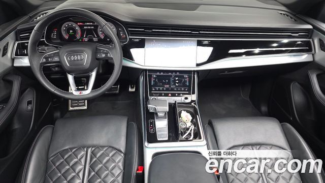 Audi Q8 — interior