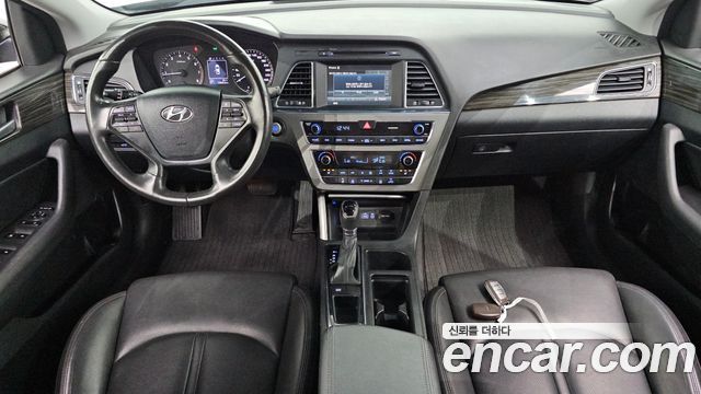 Hyundai Sonata — interior