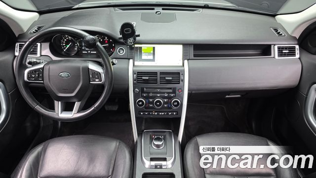 Land Rover Discovery Sport — interior