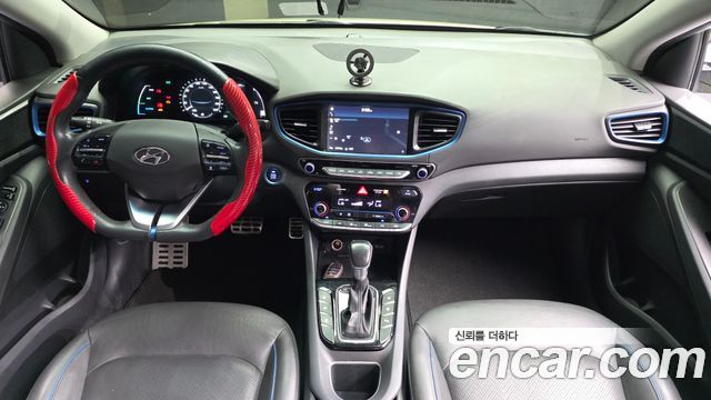 Hyundai Ioniq — interior
