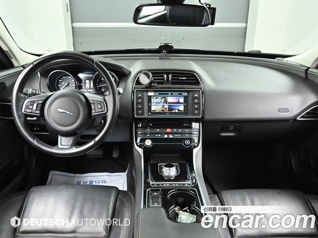 Jaguar XE — interior