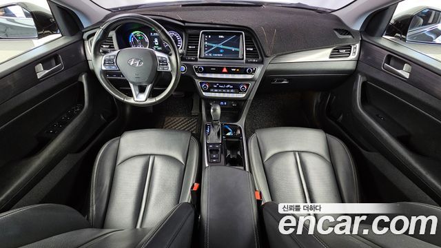 Hyundai Sonata — interior