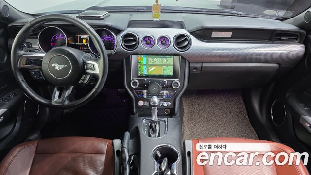 Ford Mustang — interior