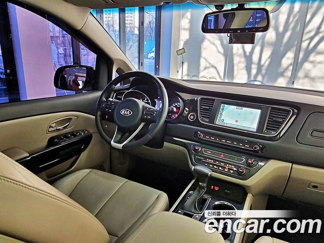 Kia Carnival — interior