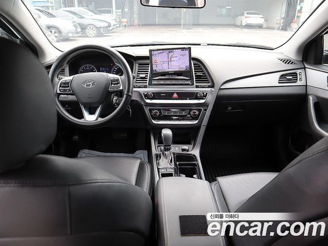 Hyundai Sonata — interior
