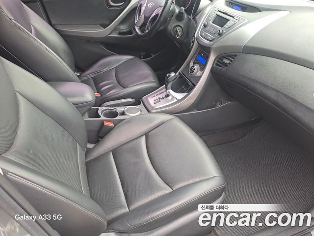 Hyundai Avante — interior