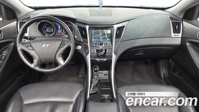 Hyundai Sonata — interior