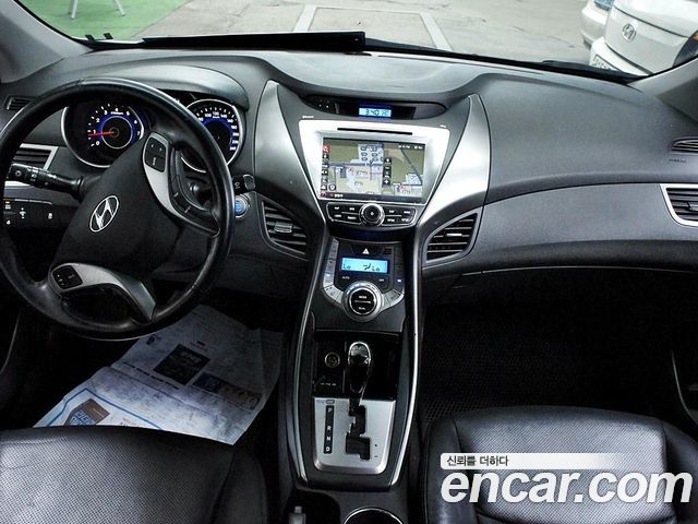 Hyundai Avante — interior