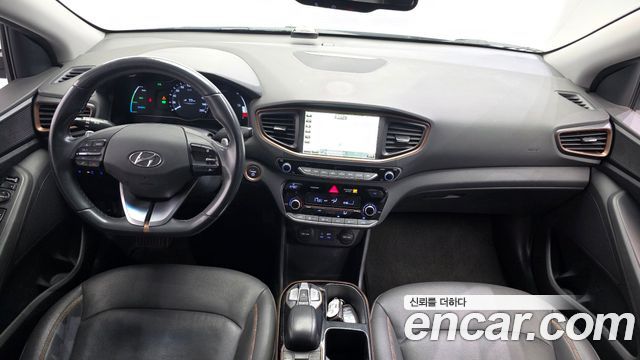 Hyundai Ioniq — interior