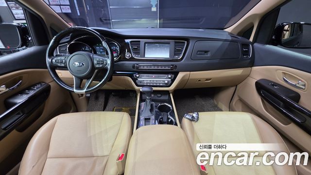 Kia Carnival — interior