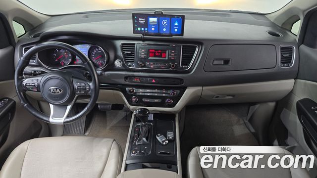 Kia Carnival — interior