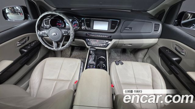Kia Carnival — interior