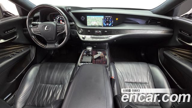 Lexus LS — interior