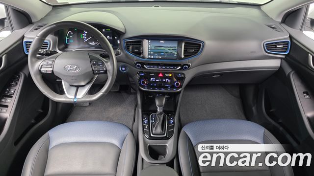 Hyundai Ioniq — interior