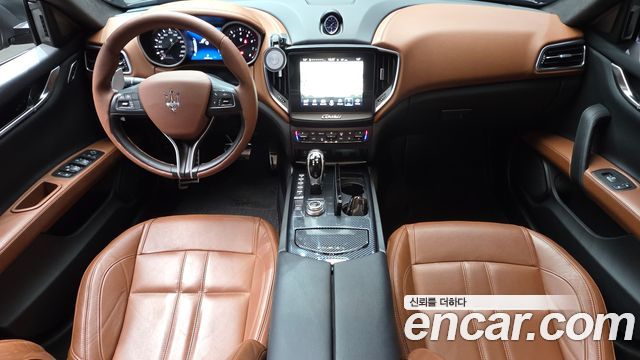 Maserati Ghibli — interior