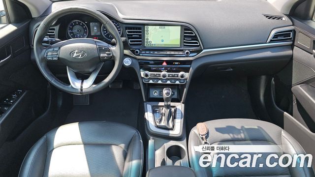 Hyundai Avante — interior