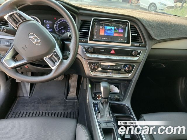 Hyundai Sonata — interior