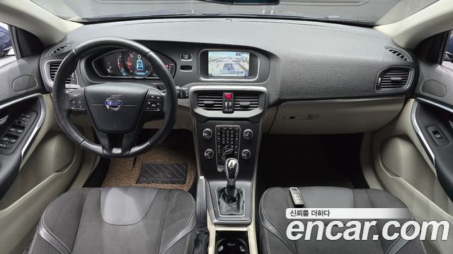 Volvo V40 — interior