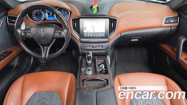 Maserati Ghibli — interior