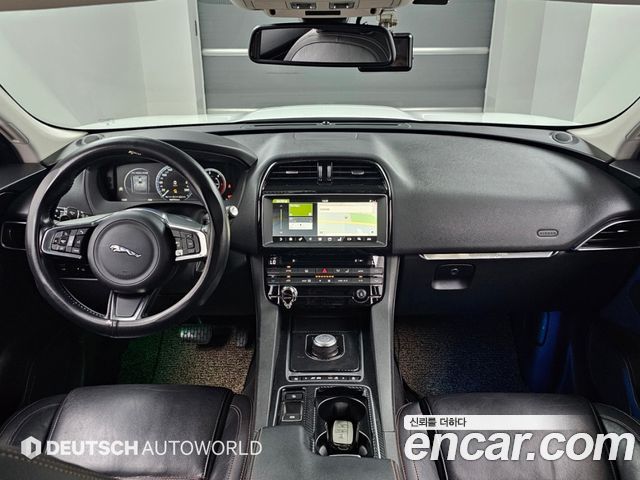 Jaguar F-Pace — interior
