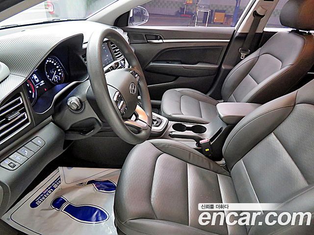 Hyundai Avante — interior