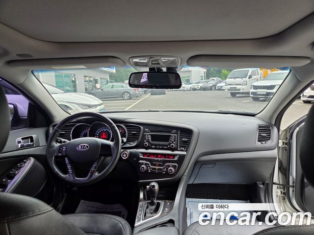Kia K5 — interior