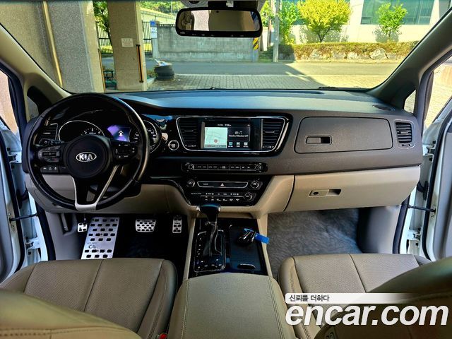 Kia Carnival — interior