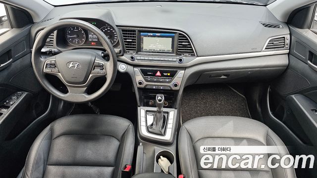 Hyundai Avante — interior